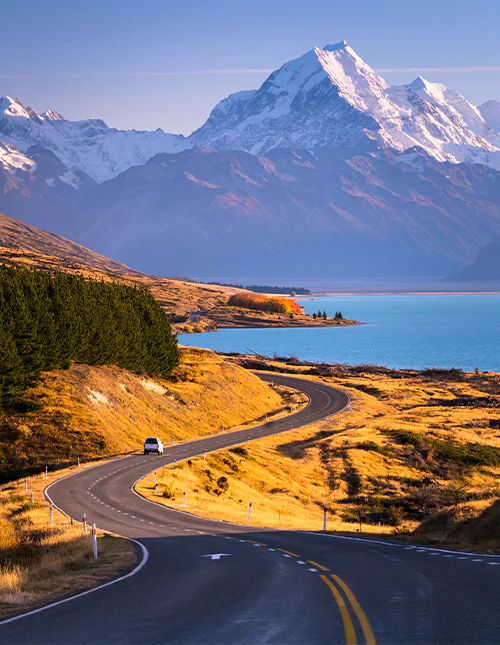 Mount Cook rager højt op over det blå vand i Lake Pukaki på New Zealands Sydø.