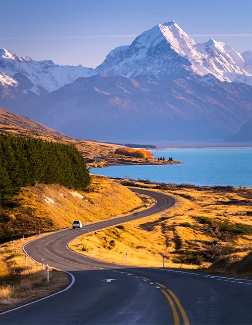 Mount Cook rager højt op over det blå vand i Lake Pukaki på New Zealands Sydø.
