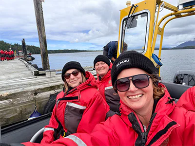 Bianca og to kolleger fra TourCompass sidder i en båd på vej ud på hvalsafari i Canada
