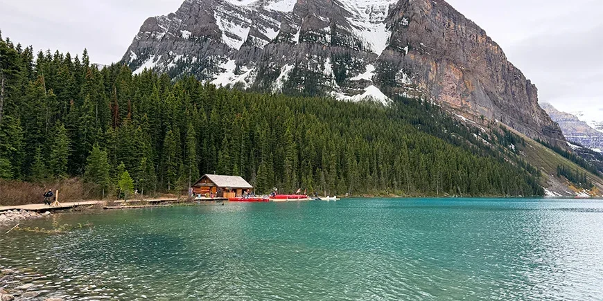 Hus med en smuk beliggenhed ved en sø i det vestlige Canada