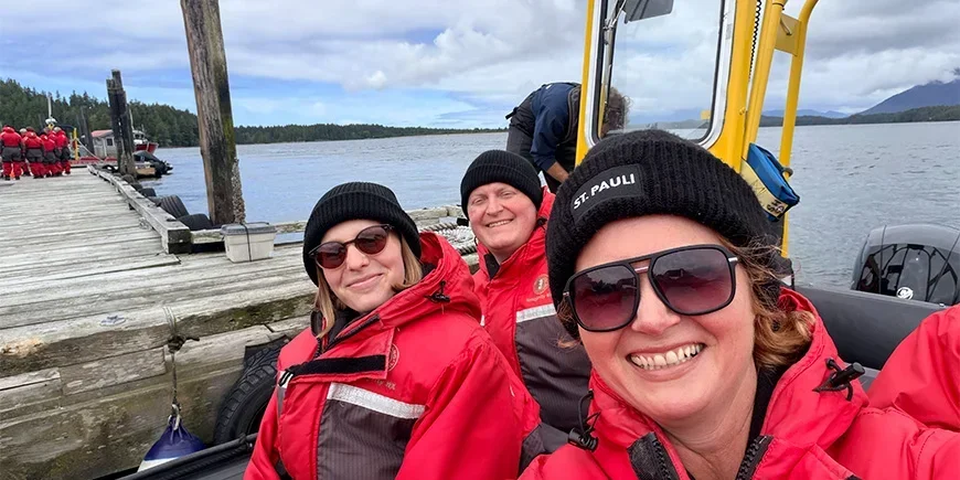 Bianca og to kolleger fra TourCompass sidder i en båd på vej på hvalsafari i Canada