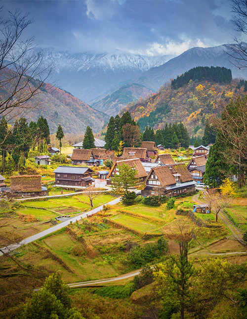 Udsigt over bjerglandsby Shirakawa-go