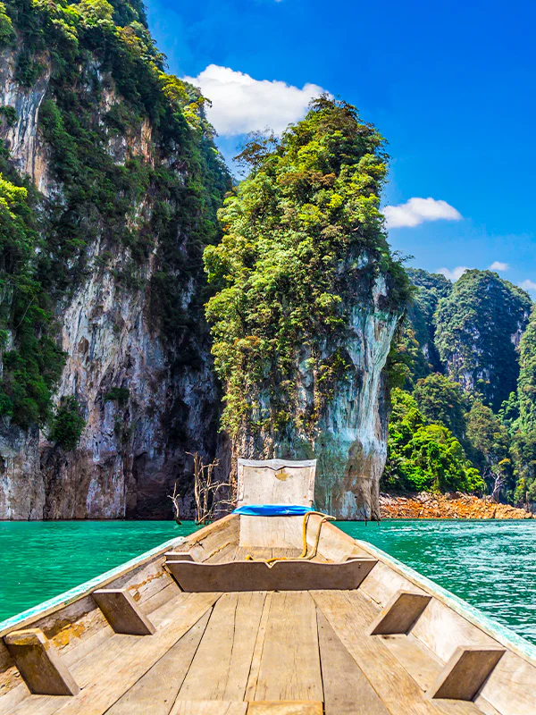 Båd i smukke omgivelser i Thailand