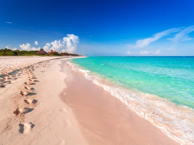 Fodspor i sandet på Playa del Carmen