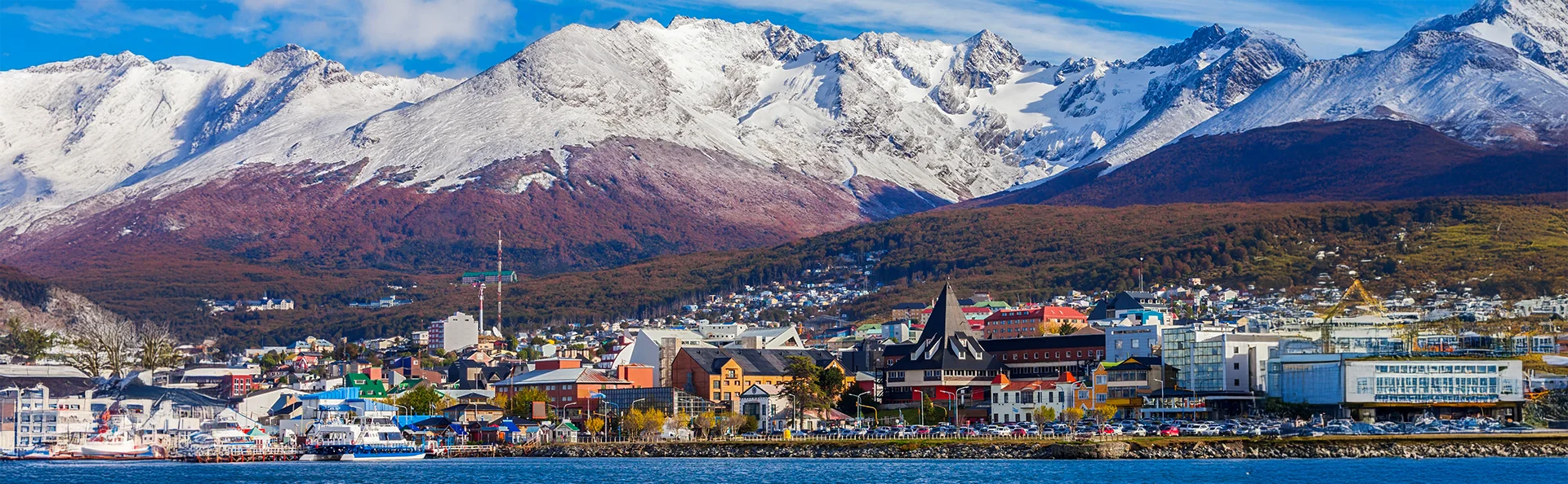 Loftfoto over Ushuaia og de bagvedliggende bjerge i det sydlige Argentina
