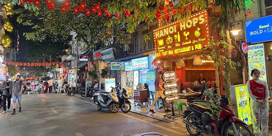 Gade i Hanoi efter mørkets frembrud