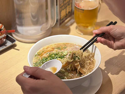 Kvinder spiser ramen i Japan