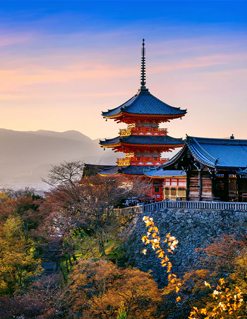 Solnedgang over Kiyomizu templet i Kyoto, Japan