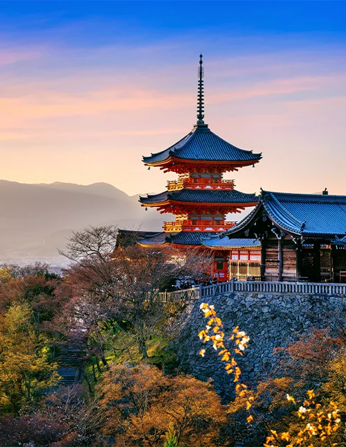 Solnedgang over Kiyomizu templet i Kyoto, Japan
