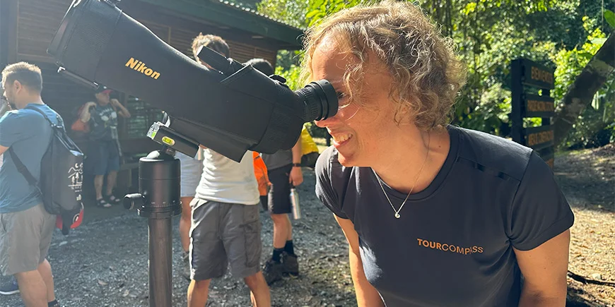 Meike kigger efter dyr i kikkert i Corcovado