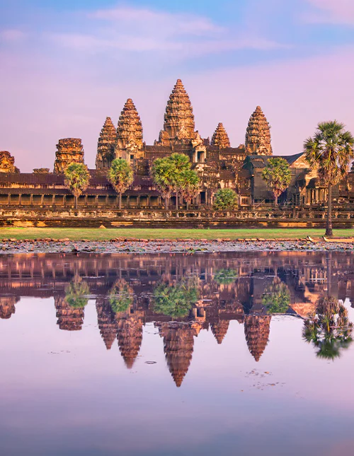 Angkor Wat-templet spejler sig i vandet ved solopgang