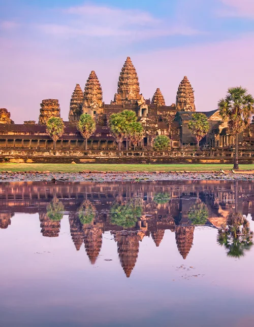 Angkor Wat-templet spejler sig i vandet ved solopgang
