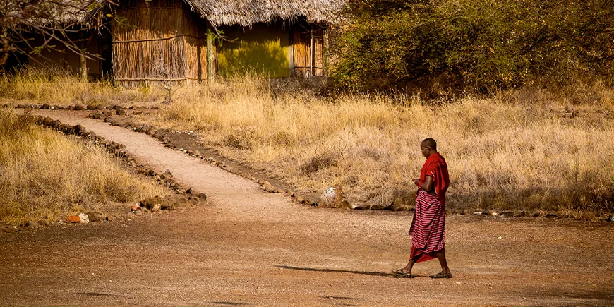 Masai i en landsby nær Masai Mara