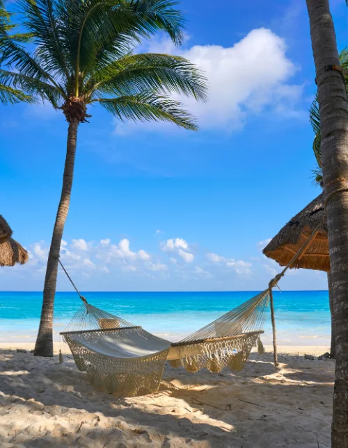 Hængekøjer på stranden i Playa del Carmen på Riviera Maya ved Det Caribiske Hav i det mayanske Mexico
