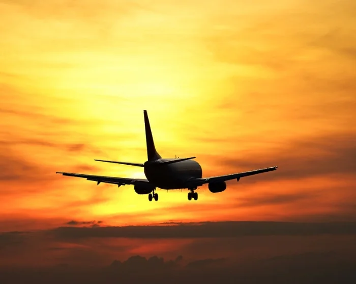 Fly i solnedgangen på vej hjem fra Tokyo