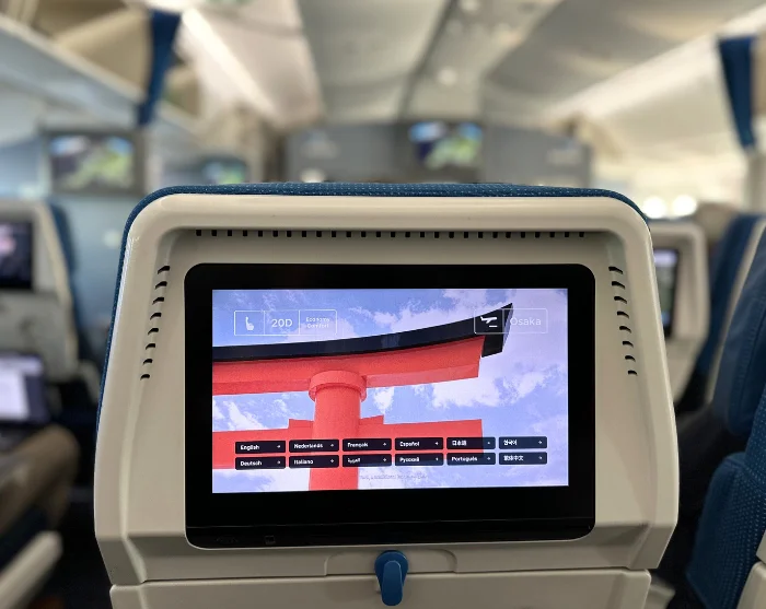 Skærm i flysædet på vej til Osaka