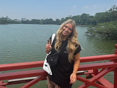 Millie foran Hoan Kiem-søen