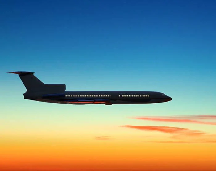 Fly på himmel med solnedgang