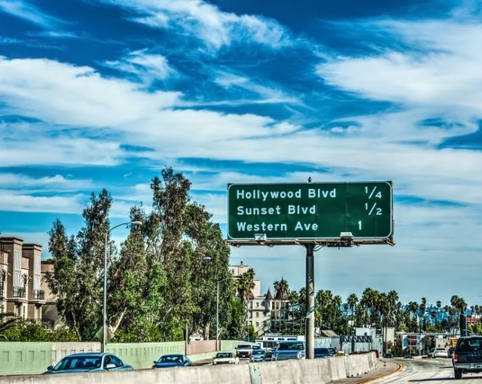 Vejskilte til Hollywood Blvd og Sunset Blvd i Los Angeles