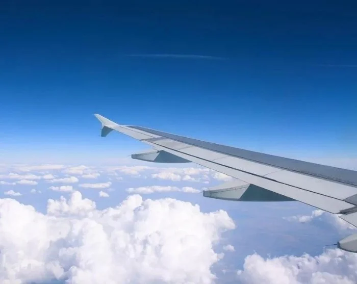 Flyvinge over skyerne på vej til USA