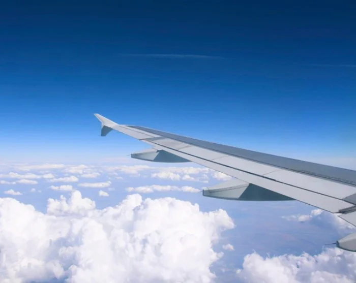 Flyvinge over skyerne på vej til Lima