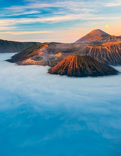 Bromo-vulkanen ved solopgang på Østjava i Indonesien, omgivet af morgentåge
