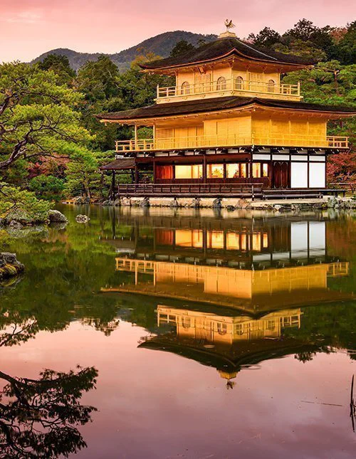 Kyoto, Japan – Den Gyldne Pavillon ved skumringstid.