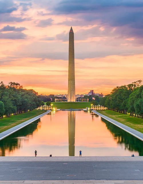 Washington Monument ved Reflecting Pool i Washington, DC, USA ved daggry.