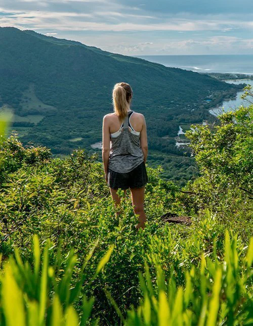 Kvinde kigger ud over Le morne Brabant på Mauritius