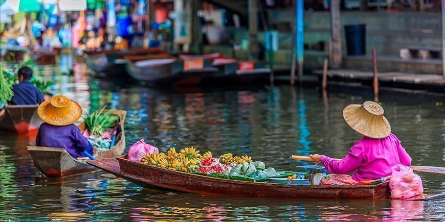 Både på det flydende marked i Bangkok i Thailand.