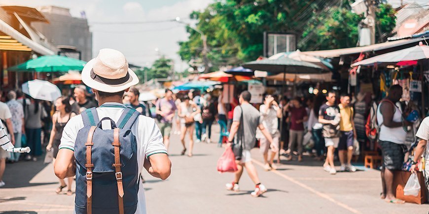 Mand går på Chatuchak Weekend Market i Bangkok.