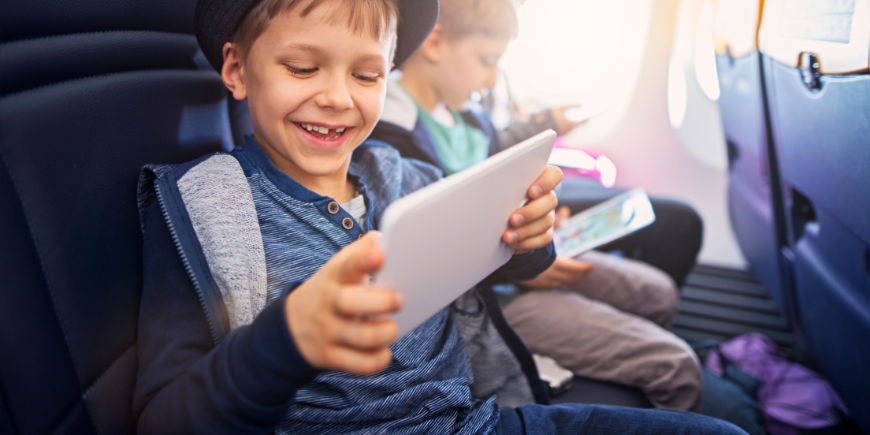 Børn leger med iPad på flyet