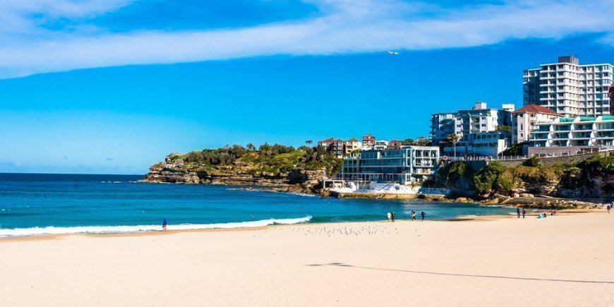 Panoramaudsigt over Bondi-stranden med blå himmel og hav, Sydney Australien om vinteren