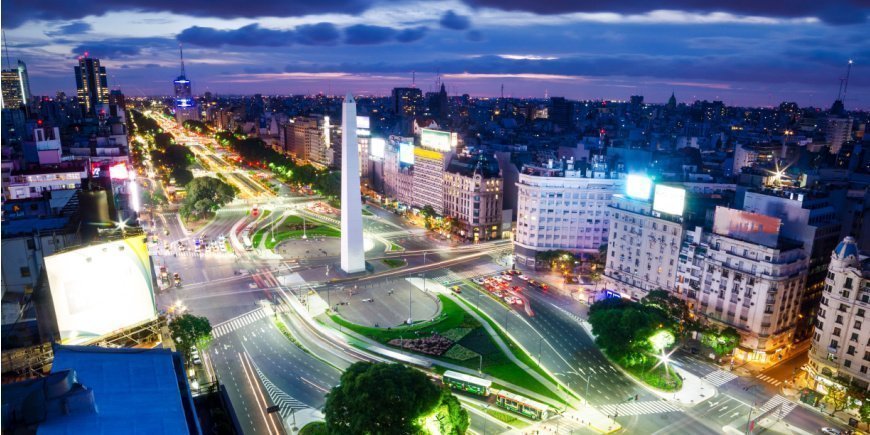 Oversigtsbillede af trafikken i Buenos Aires om aftenen