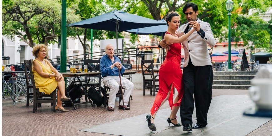Et ungt par danser tango i San Telmo