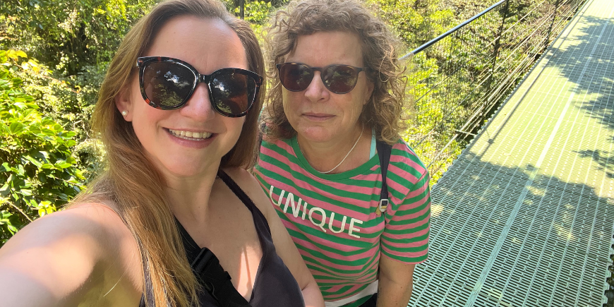 To kvinder hængebroer monteverde in Costa Rica