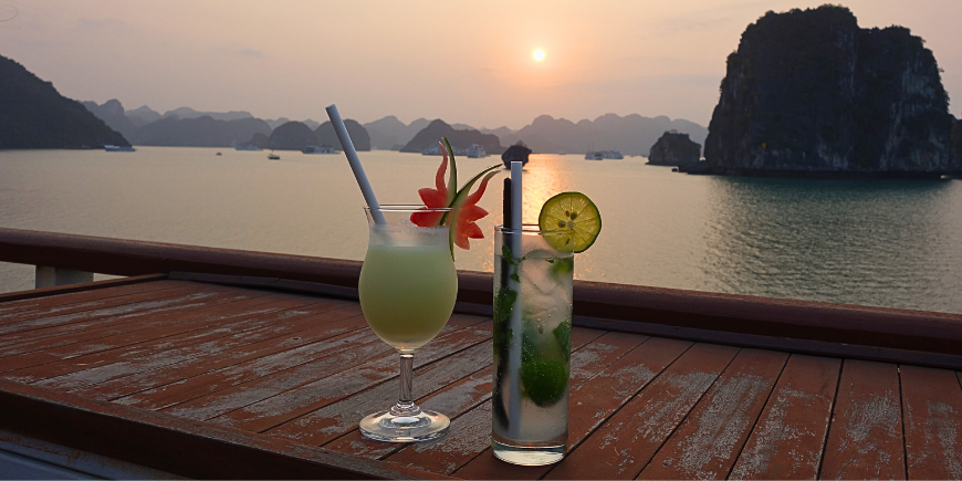 Drink ved solnedgang Ha Long Bay cruise