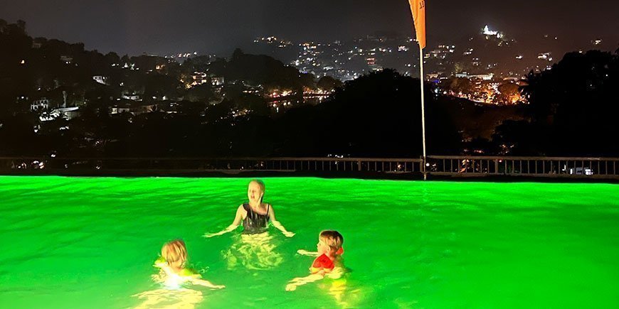 Børn bader i pool med udsigt over Kandy