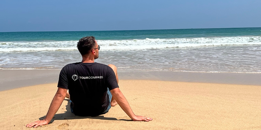 Afslappet mandlig rejsende på stranden i Sri Lanka