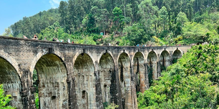 Den ni-buede bro i Sri Lanka