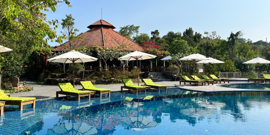 Pool og solsenge ved Green Bay Resort i Phu Quoc 