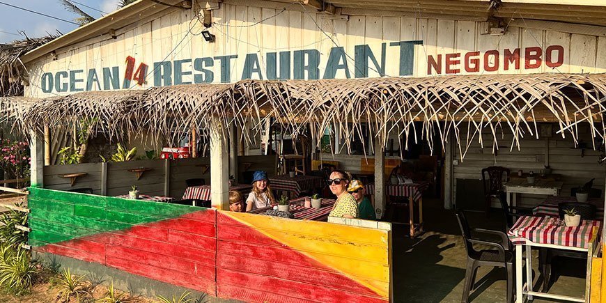 Familie sidder på restaurant i Negombo