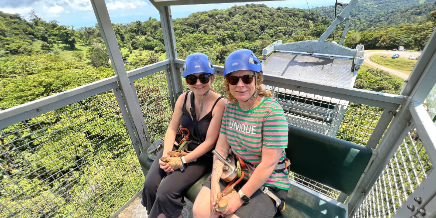To rejsende i kabelbane i Costa Rica