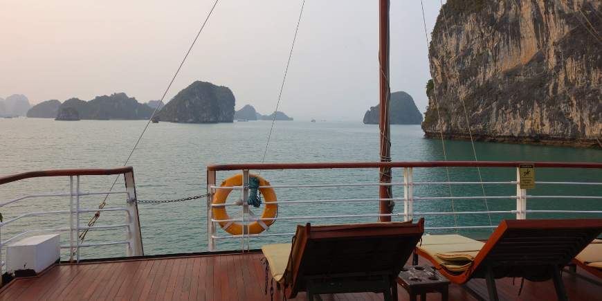 Udsigt fra solsenge Ha Long Bay cruise