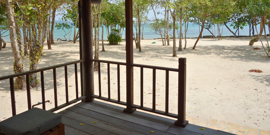 Udsigt fra verandaen i strandvillaen på Green Bay Resort i Phu Quoc