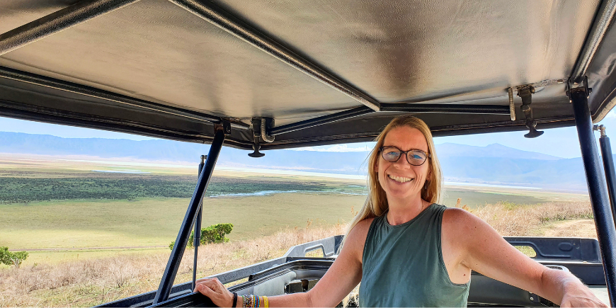 Rejsekonsulent sidder i safaribil i Tanzania
