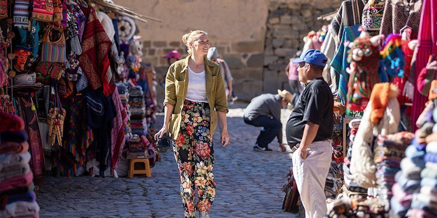 Kvinde går på lokalt marked i Cusco i Peru