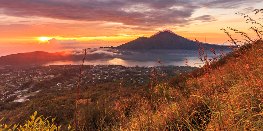 Balinesisk solopgang på Mount Batur