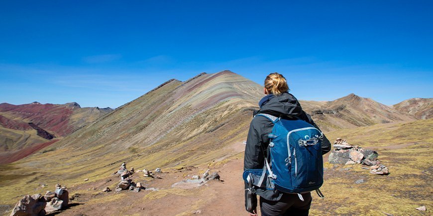 Kvinde går på Regnbuebjergene i Peru