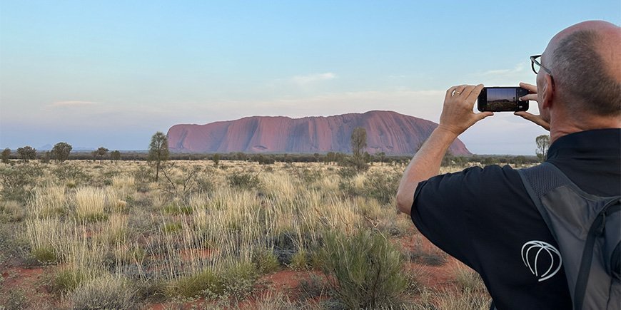 Mand tager billede af Uluru i Australien